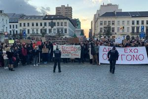 Βρυξέλλες: Εκατοντάδες Έλληνες συγκεντρώθηκαν έξω από το Ευρωπαϊκό Κοινοβούλιο, στη μνήμη των θυμάτων των Τεμπών