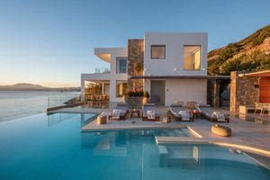 Στην Κρήτη αγοράζεις βίλα με πισίνα, στην Ολλανδία… σπίτι από κοντέινερ