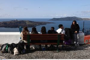 «Οι κάτοικοι είναι αρκετά τρομοκρατημένοι»: Δασκάλα της Σαντορίνης περιγράφει στο Patris.gr το κλίμα στο νησί