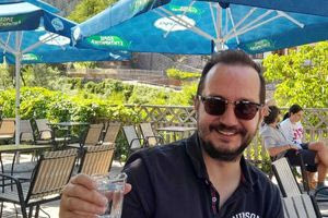 Η μητέρα του Βασίλη Καλογήρου δεν αποσυνέδεσε τα Τέμπη από τον θάνατο του γιου της