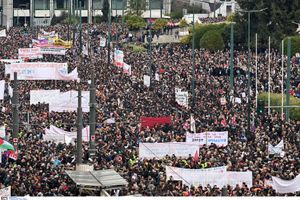 Τέμπη: Ασφυκτικά γεμάτη η πλατεία Συντάγματος – Live εικόνα