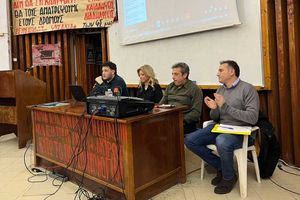 «Όσα παιδιά και φοιτητές είστε εδώ, μια αγκαλιά τους γονείς σας το πρωί» – Συγκίνηση στο ΑΠΘ για τα Τέμπη