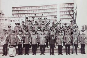 Η ρετρό φωτογραφία του Μανώλη Λιδάκη ως μέλος της Φιλαρμονικής του Δήμου Ηρακλείου