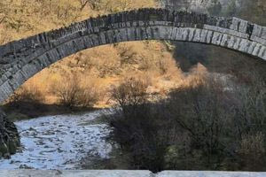 Μοναδικές εικόνες στο Ζαγόρι – Πάγωσε το ποτάμι