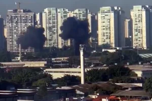 Αεροπλάνο συνετρίβη επάνω σε λεωφορείο – Συγκλονιστικές εικόνες