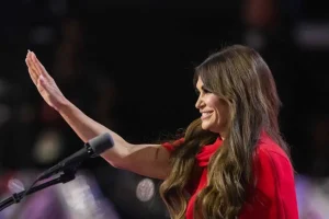 Στο Super Bowl η Κίμπερλι Γκίλφοϊλ – Οι φωτογραφίες με τον Κέβιν Κόστνερ