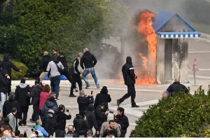 Οι Εύζωνες αποσύρθηκαν στη Βουλή – Κάηκε ένα από τα φυλάκια