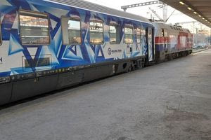 Επίθεση στα γραφεία της Hellenic Train – Ομάδα 15 ατόμων έσπασε τζάμια και πέταξε μπογιές