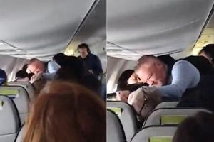 Πανικός σε πτήση της Alaska Airlines: Αεροσυνοδός γρονθοκόπησε επιβάτη σε κρίση