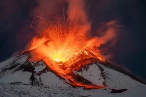 Eκρήξεις στο ηφαίστειο της Αίτνας: Εντυπωσιακές εικόνες – Λάβα και τέφρα καλύπτουν το χιόνι