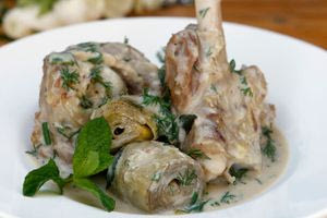 Με αγκιναρόφυλλα και ασκολύμπρους το καλύτερο αρνάκι αυγολέμονο