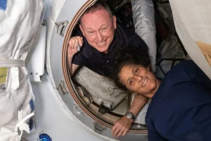 NASA: Επιστρέφουν οι αστροναύτες που είχαν αποκλειστεί 8 μήνες στο διάστημα