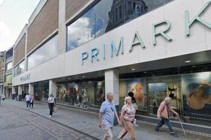 Βρετανία: Μαχαίρωσαν 17χρονο στο στήθος μέσα σε κατάστημα – Ανθρωποκυνηγητό για τον δράστη