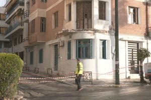 Κατέρρευσε μπαλκόνι στον Πειραιά – Συντρίμμια επί της οδού Κλεμανσώ