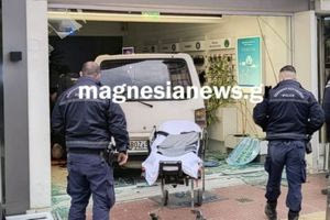 Βόλος: Επαθε ανακοπή ενώ οδηγούσε και μπήκε με το φορτηγάκι του σε βιτρίνα καταστήματος