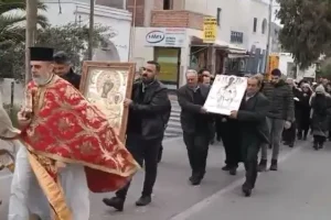 Σεισμοί στη Σαντορίνη: Με λείψανα αγίων και εικόνες ξορκίζουν τα Ρίχτερ – Λιτανεία στο χωριό Εμπορείο