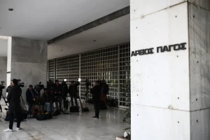 Η Ιωάννα Κλάπα απαντά στη Μαρία Καρυστιανού: Η ρήξη με τους θεσμούς πλήττει καίρια τη δημοκρατία