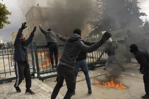 Τι λέει η ΕΛ.ΑΣ για τα επεισόδια: Οι κουκουλοφόροι δεν ήταν ομαδοποιημένοι, κινούνταν κατά μόνας ή σε δυάδες