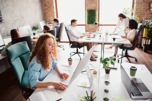 Τι αλλάζει στους μισθούς το 2025 – Οι εκτιμήσεις για ιδιωτικό και δημόσιο τομέα