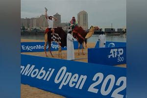 Στέφανος Τσιτσιπάς και Νόβακ Τζόκοβιτς έπαιξαν τένις πάνω σε καμήλες