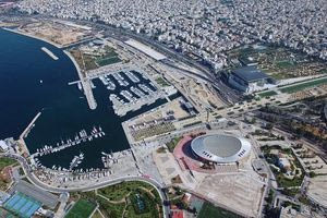 Νοικιάζουν τη …θάλασσα του Φαληρικού Όρμου και στήνουν πλωτή «διασκεδασούπολη»