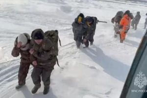 Ρωσία: 300 ψαράδες εγκλωβίστηκαν σε παγόβουνο – Ορισμένοι αρνούνται την εκκένωση