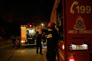 Τραγωδία στη Βουλιαγμένη: Σορός γυναίκας εντοπίστηκε κατά την κατάσβεση φωτιάς σε οικία