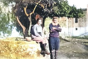 Η φωτογράφος Έλλη Παπαδημητρίου και ηλικιωμένος άνδρας