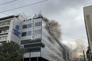 Παρέμβαση Ρουβίκωνα στα γραφεία της Hellenic Train – Ανέβασαν πανό και άναψαν καπνογόνα