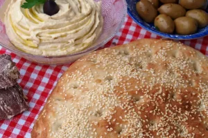 Σπιτική λαγάνα για την Καθαρά Δευτέρα: Συνταγή για να βγει λεπτή και τραγανή