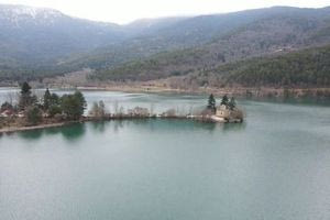 Η αλπική μαγεία της λίμνης Δόξας