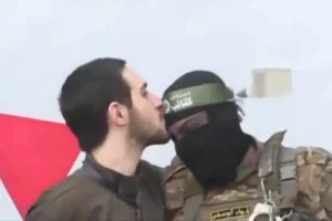 Γάζα: Ισραηλινός όμηρος φίλησε στο μέτωπο μαχητή της Χαμάς κατά την απελευθέρωσή του – Βίντεο