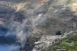 Σεισμοί στη Σαντορίνη: Δείτε κατολίσθηση στον όρμο του Αθηνιού