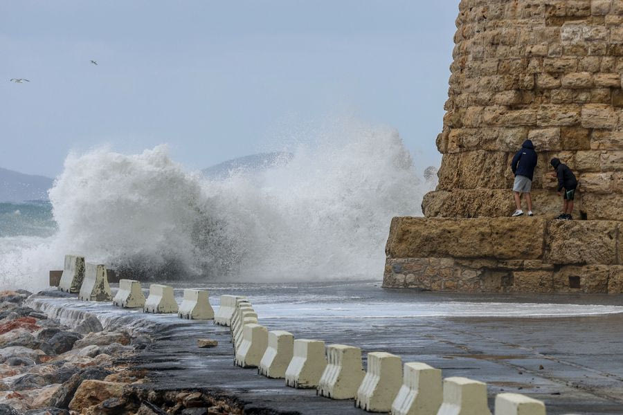 Πήγαν βόλτα στον Κούλε και εγκλωβίστηκαν… από τα κύματα – Κινητοποίηση των Λιμενικών