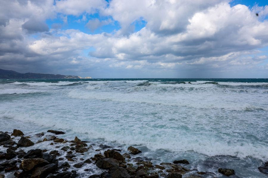 Σχεδόν θυελλώδεις άνεμοι στο Αιγαίο, σύννεφα και τοπικές βροχές την Τετάρτη
