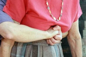 Πνιγμός – Λαβή Χάιμλιχ: Πώς γίνεται ο χειρισμός που μπορεί να σώσει τη ζωή σε ενήλικες και παιδιά