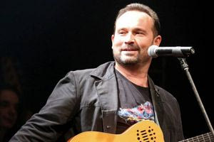 Ένα ζεϊμπέκικο από τα παλιά από τους Σταμάτη Κραουνάκη και Κώστα Μακεδόνα