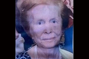 -«Μάνα σ΄ αγαπώ πολύ. Εσύ μ΄ αγαπάς;» -«Αμέ, άκου λέει…»