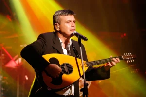 Ο Δήμος Ηρακλείου αναλαμβάνει τα έξοδα για τον τάφο του Μανόλη Λιδάκη (βίντεο)