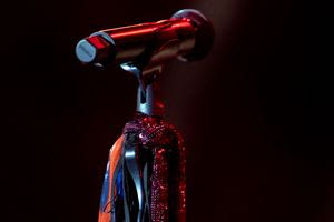 Σύζυγος πασίγνωστου τραγουδιστή παρασύρθηκε από Bentley στο Κολωνάκι