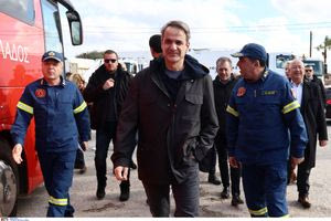 Μητσοτάκης από Σαντορίνη: Συνιστώ ψυχραιμία, το κράτος είναι δίπλα σας
