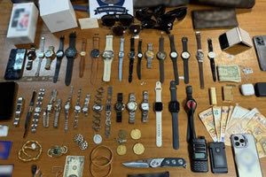 Αθήνα: Χειροπέδες σε οικιακή βοηθό που άρπαξε κοσμήματα αξίας 8.000 ευρώ