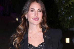 Παυλίνα Βουλγαράκη: Ερμήνευσε Ρίτα Σακελλαρίου με πλανόδιους μουσικούς στο Παγκράτι