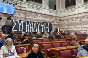 Παρέμβαση Ρουβίκωνα στη Βουλή για τα Τέμπη