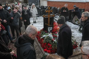 Αλεξέι Ναβάλνι: Εκατοντάδες άνθρωποι συγκεντρώθηκαν στον τάφο του στη Μόσχα – Πυρά από ΕΕ κατά Πούτιν