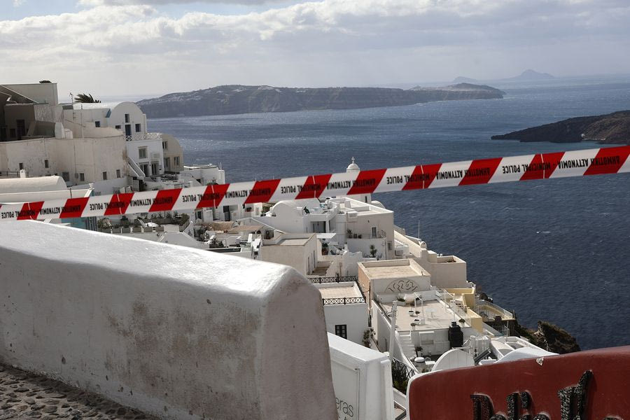 Σεισμοί στη Σαντορίνη : “Υπάρχει ανύψωση του ηφαιστείου από την είσοδο μάγματος” λέει ο Γκανάς