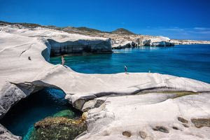 Έδωσαν κι άλλη άδεια στο Σαρακήνικο της Μήλου για βίλες με πισίνες πλάι στο ξενοδοχείο «έκτρωμα»