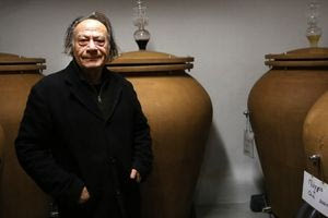 Οινοποιός της Σαντορίνης παραμένει δίπλα στα πιθάρια με το κρασί του, μια ανάσα από το Κολούμπο