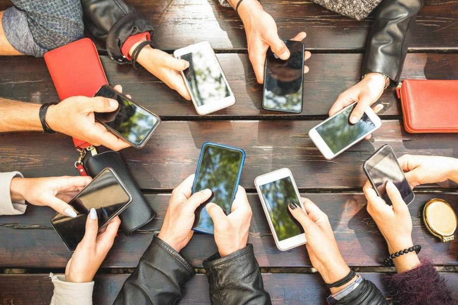 H Gen Z εμπιστεύεται ανησυχητικά πολύ τα social media και τους δημιουργούς περιεχομένου για θέματα υγείας