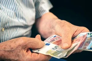 Μέτρα ΔΕΘ: Αυξήσεις στις συντάξεις – Τι θα γίνει με το επίδομα των 250 ευρώ